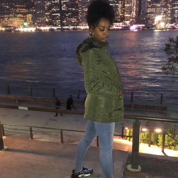 Meet your Posher, Jennifer - Picture 1 of 1